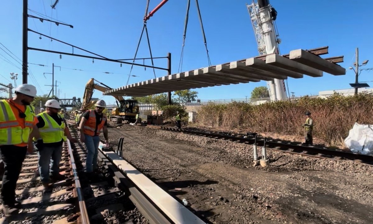 METROmagTweet's tweet image. 🚆 @PATHTrain Hits New Post-Pandemic Ridership Record ➡️ loom.ly/rnpBCkc

@PANYNJ announced that PATH welcomed over 246,000 riders on Nov. 20, the busiest day since the pandemic began.

#PATHTrain #TransitRecovery #PortAuthority #PublicTransit #METRO