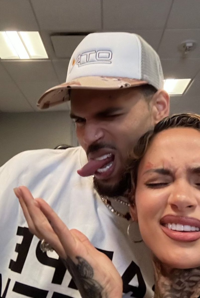 hwloiza's tweet image. Just need a collab between them 😩.