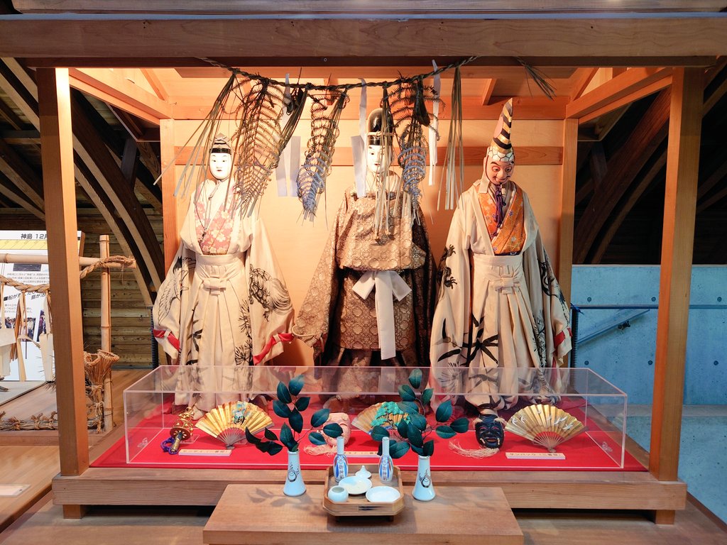 〈三番叟〉😺

今年もお正月に縁起の良い舞、三番叟を観劇に😄

五穀豊穣、天下泰平を願うめでたい舞ですね🙏😌

シャンシャンと鳴る鈴の音に邪気が払われるような気がしますね🥹😌

今は運気のリズムがあまり良くないので、お祓いしてもらえた気分で心地よく感じます…😌😆

今日も頑張るニャ〜😹🤗