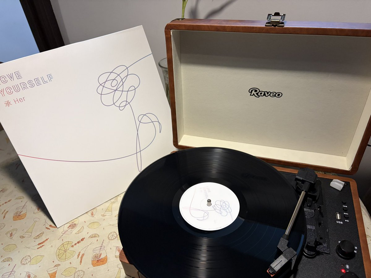 seulwiin's tweet image. Feedback MEGA positivo pra @ells_collection que me vendeu esse vinyl do bts!🥹
O processo de compra foi maravilhoso, a Ells foi um amor de pessoa e super compreensiva. 
Agradeço imensamente, é um dos melhores itens da minha coleção!💜🥹