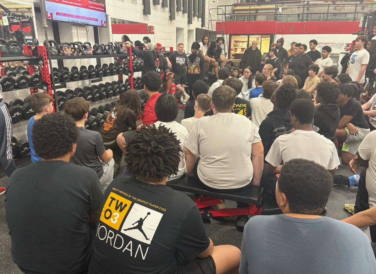 CoachShanley's tweet image. Great start to our 2026 Tecumseh Sports Performance sessions.  @CoachWalk14 rounded up 50+ guys and got them over the weight room so that @GregDunkle3 can help get them right.  Huge shout out to the 19 @LJBronchoFB guys who attended to help coach up the future!  Back at it…