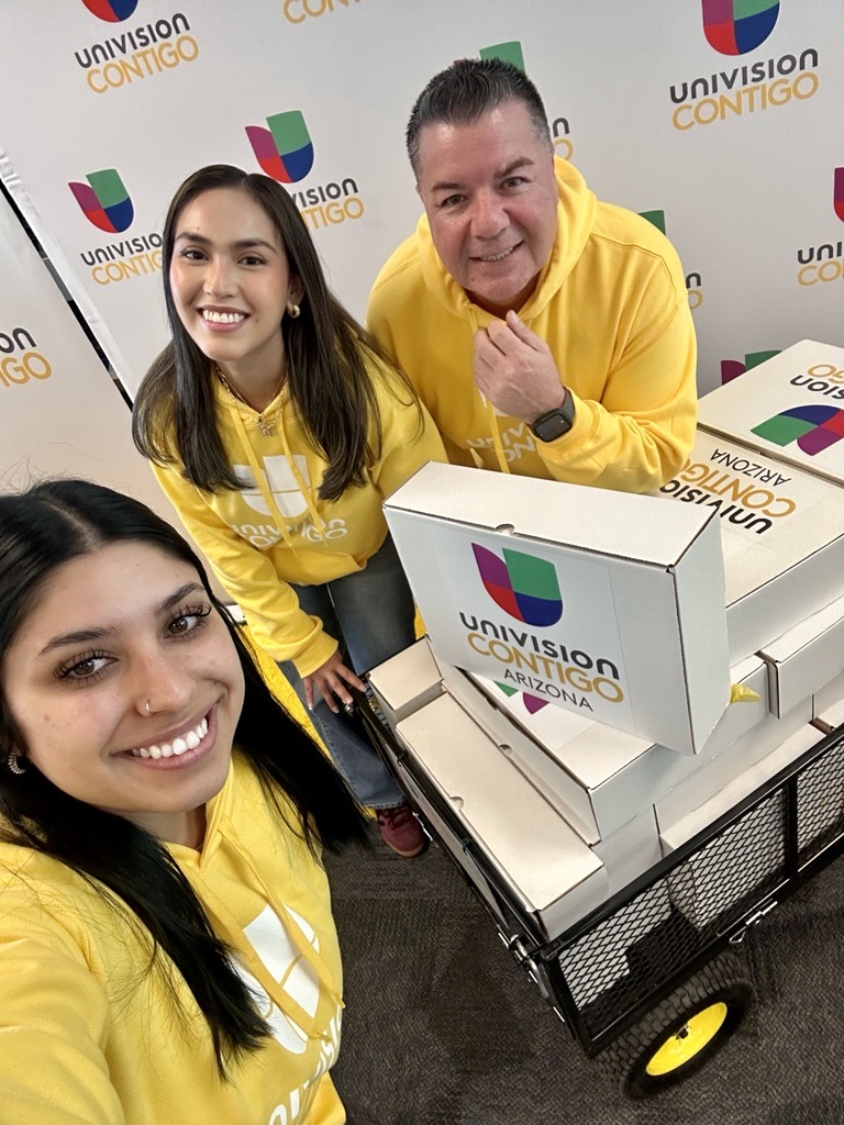 PoRtAvOz's tweet image. Comenzamos el 2026 con nuestra iniciativa de Univision Contigo #SeasonOfGiving. En esta oportunidad nos enfocamos en crear conciencia sobre la brecha digital en nuestra comunidad. Hoy, Día de Reyes, nuestro equipo de #UnivisionArizona visitó la escuela secundaria Carl Hayden