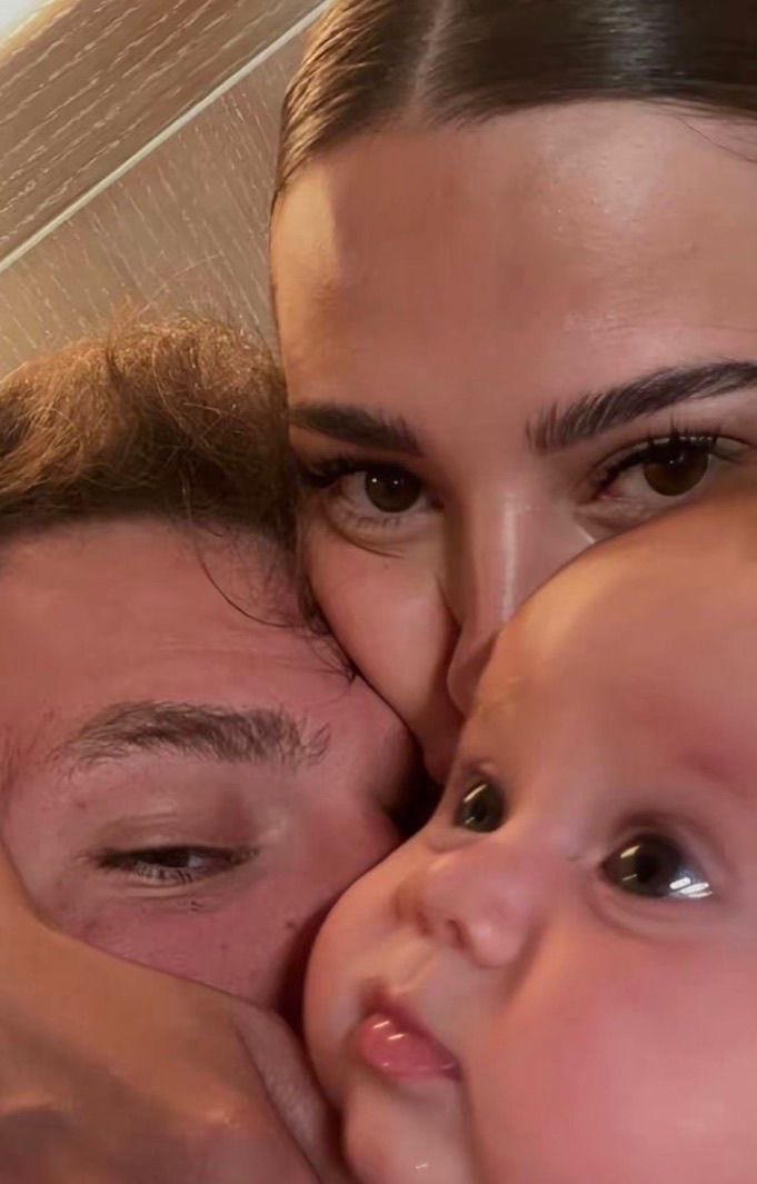 thehurlerlynch's tweet image. o que é um pontinho azul no meio de dois pontinhos rosas? o Joey (eu) no meio da Indie e da Summer @devilsindie