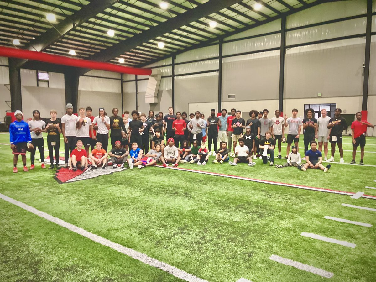 HallTechSports1's tweet image. 👀”RC: Starting Off 2026 Strong”
@raisingchamps_ 💫

2026 is off to a great start…..there is strength in numbers as we had a solid group wanting to get better….the most we have had in a session putting in “Honest” work with @raisingchamps_ 

RC Trainers💫:
Coach Galu, Taulia,…