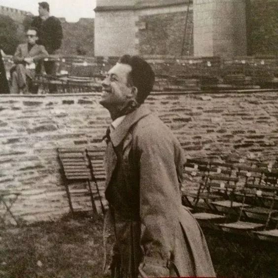 أنا دائمًا على حافّة شيء ما، لا أعلم إن كنت سأقع أو سأطير.

ـ ألبير كامو