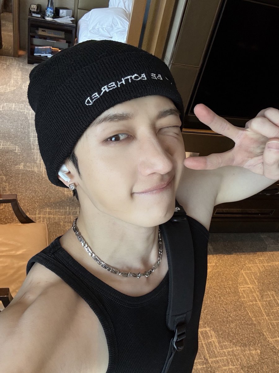 beyondyasmin's tweet photo. BANG CHAN SENT SELFIES ON BBL https://t.co/CSR0IaBZJZ
