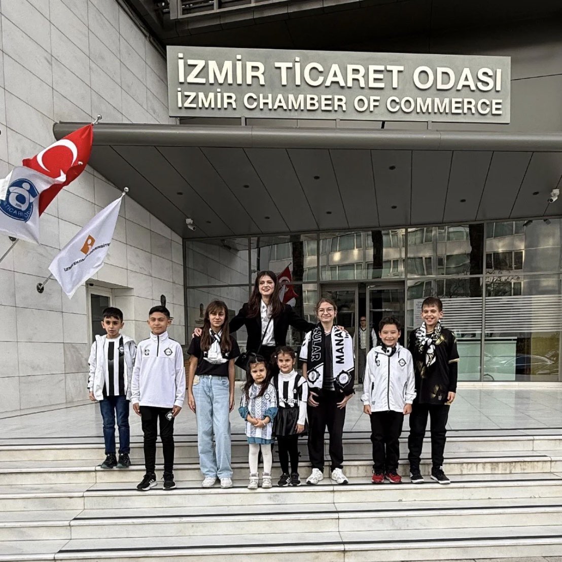 Yönetim Kurulu Başkanımız Sinan Kanlı, Altaylı minik taraftarlarımızla birlikte camia büyüğümüz Mahmut Özgener’i makamında ziyaret etti. Görüşme sonrası Sayın Özgener’in şanlı atkımızla minik taraftarlarımızla verdiği mesaj nettir: “Büyük Altay, zor günlerinde sahipsiz değildir.”