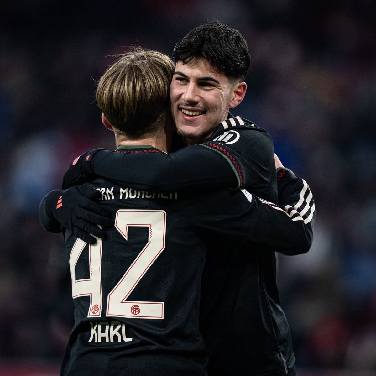 RisingStarXI's tweet image. 🇩🇪 Lennart Karl (17)
🇩🇪 Wisdom Mike (17)
🇵🇪 Felipe Chavez (18)
🇸🇪 Jonah Kusi Asare (18) [On Loan]
🇩🇰 Jonathan Asp Jensen (19) [On Loan]
🇩🇪 Tom Bischof (20)
🇩🇪 Aleksandar Pavlovic (21)
🇩🇪 Jamal Musiala (22)

Bayern’s Future is 𝐅𝐔𝐂**** 𝐒𝐀𝐅𝐄 🔴🔐