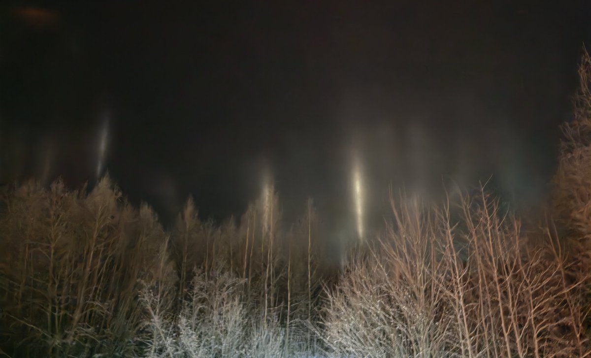 Mikkelissä oli illalla kuuden aikoissa paljon keinovalopilareita. Ei vaan malttanut jäädä kuvailemasn.