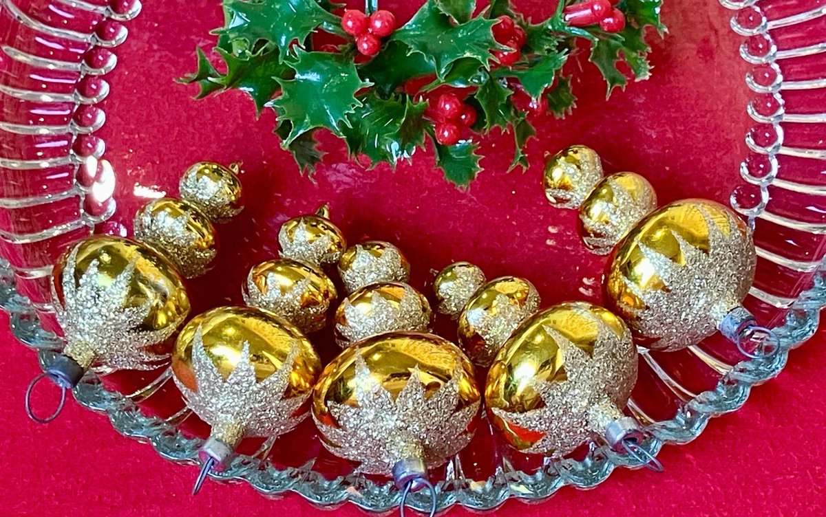 LittleBearconvo's tweet image. Pals! Here’s a new shoppy listing of glass ornaments and Mumsy saved the best for last! These beauteous Mercury glass finial ornaments are from the 1940s. A RETWEET would be so sweet! vintagetrunkandart.etsy.com/listing/443669…