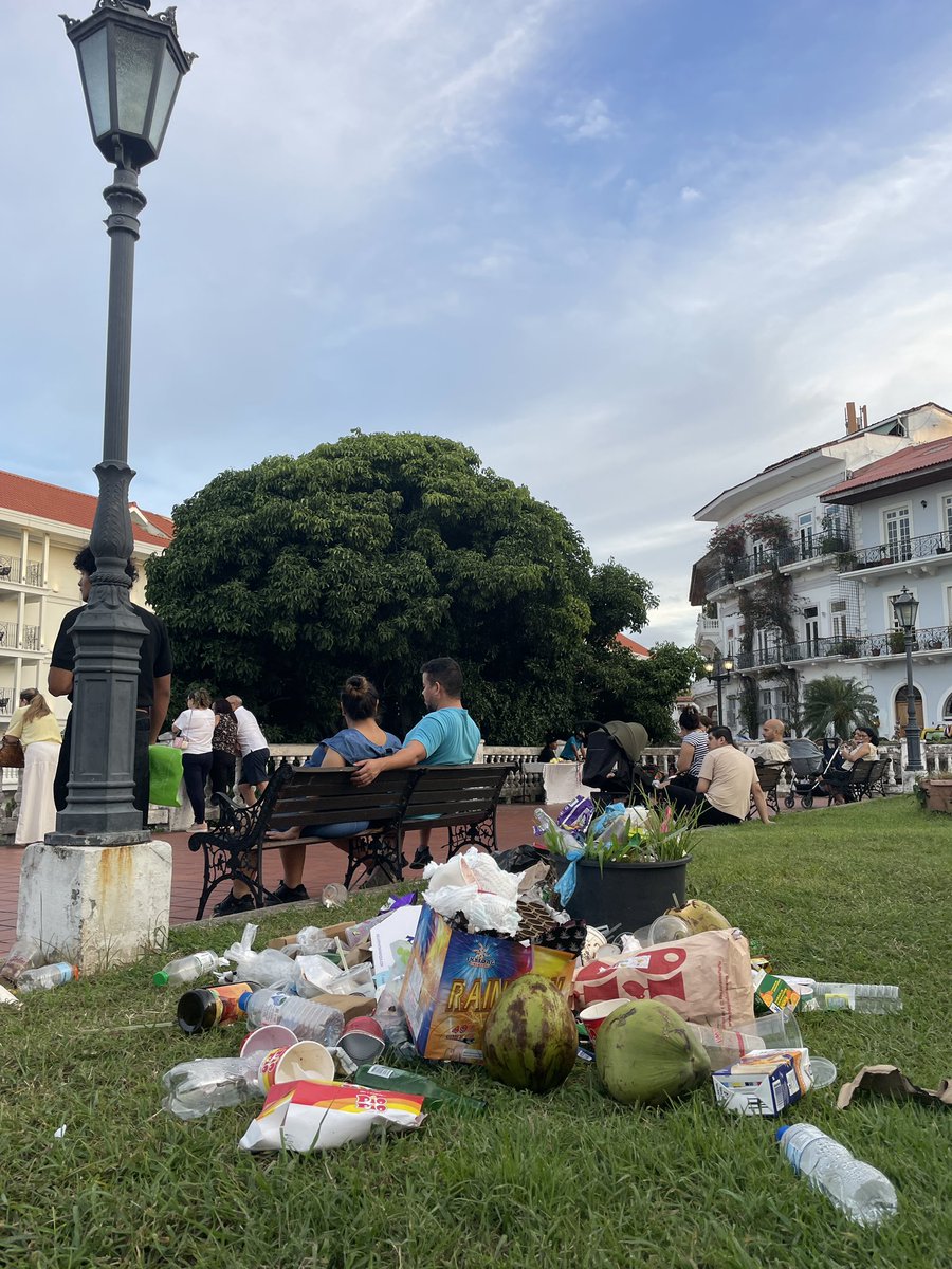 Recuerden cambiar esas tinas 🪣 de basura y poner otras más modernas y con más capacidad <a href="/Panamaalcaldia/">Alcaldía de Panamá</a>