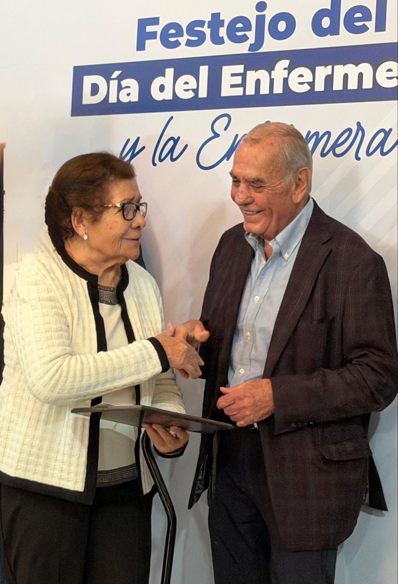 En representación del Gobernador <a href="/manolojim/">Manolo Jiménez Salinas</a>, el secretario de Salud , Eliud Aguirre, acudió al reconocimiento a los y las enfermeras en Ramos Arizpe.
El alcalde Tomás Gutiérrez,  galardonó a Petra Rodríguez Gámez por 65 años de servicio.

#CoahuilaPaDelante
#APasosDeGigante