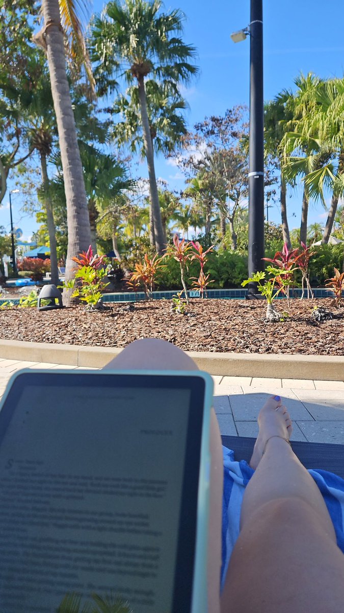 azrealmoons's tweet photo. Reading at the pool>>> https://t.co/g4jYmS3kKj