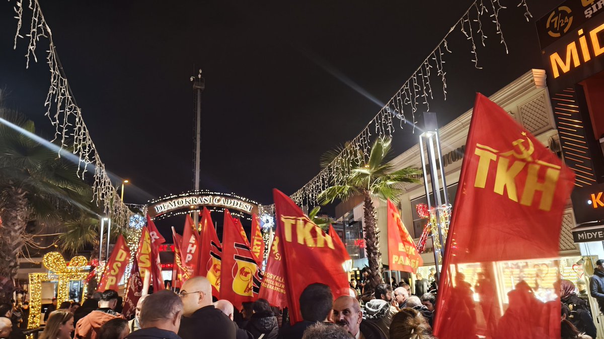 Sancaktepe'de,haydut devlet ABD 'nin Venezuela halkına yönelik darbesine, Suriye'de ABD destekli terör örgütü HTŞ'nin Alevi halkına yönelik katilam girişimleri ve saldırılarına karşı ortak basın açıklamasına katılım sağladık. 
#Venezuella #SuriyedeAleviKatliamıVar #KatilAbd