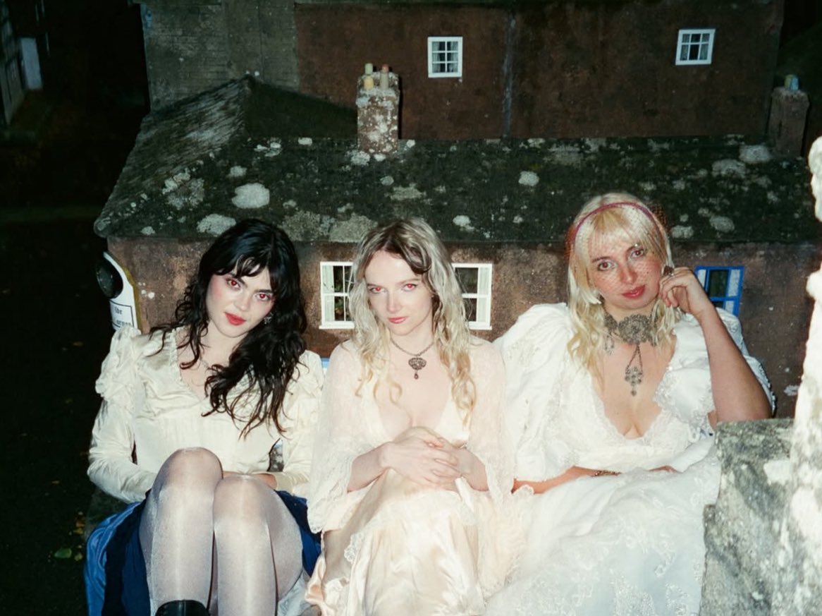 emily daily 🏹 (@dailyemilyr) on Twitter photo 