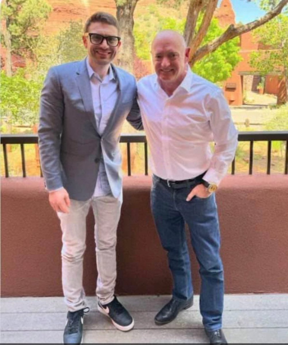 DOGEQEEN's tweet image. 🚨Mark Kelly is extremely worried folks he's reposting Democrats on his X acct, that are standing with him
Time for us to do the same

Give me a THUMBS-UP👍, If you fully support Pete Hegseth stripping Mark Kelly of his rank and issuing him a Court martial for Sedition