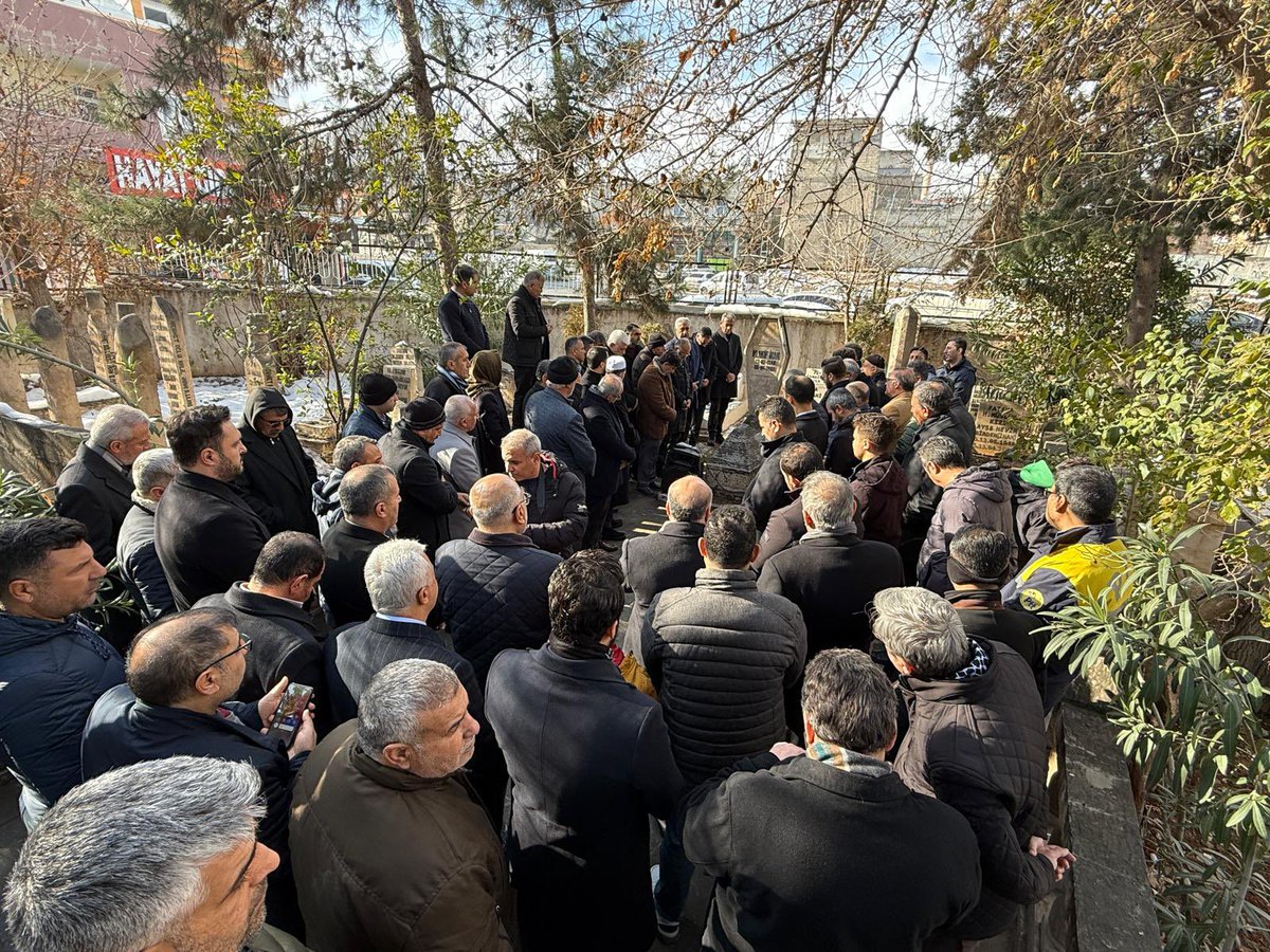 Sendikamızın kurucusu, dava ve fikir insanı Mehmet Akif İnan’ı vefatının yıl dönümünde rahmet ve minnetle anıyoruz.
Emek, adalet ve onur mücadelesinde bıraktığı iz yolumuzu aydınlatmaya devam ediyor.
Ruhu şâd, mekânı cennet olsun.
#MehmetAkifİnan #memursen #büromemursen