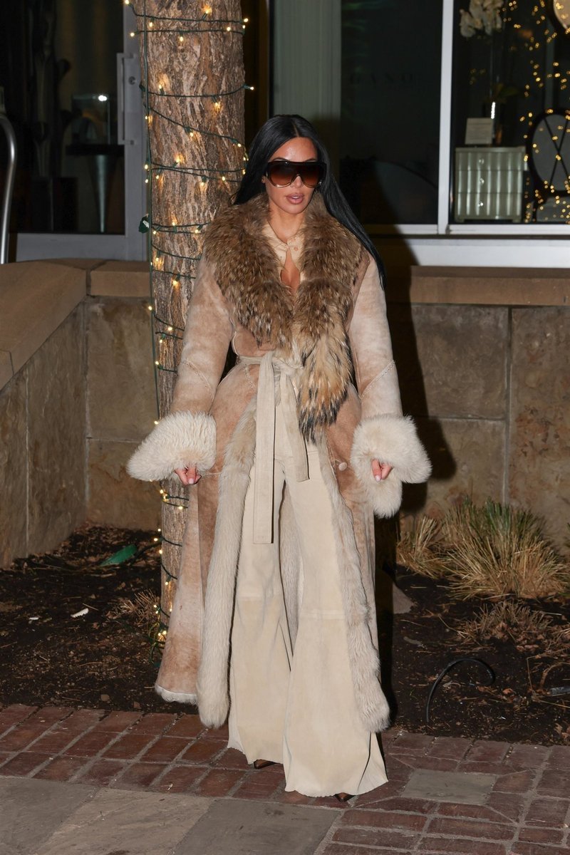 KimKardashian6's tweet photo. Aspen https://t.co/LMmeZD0W7p