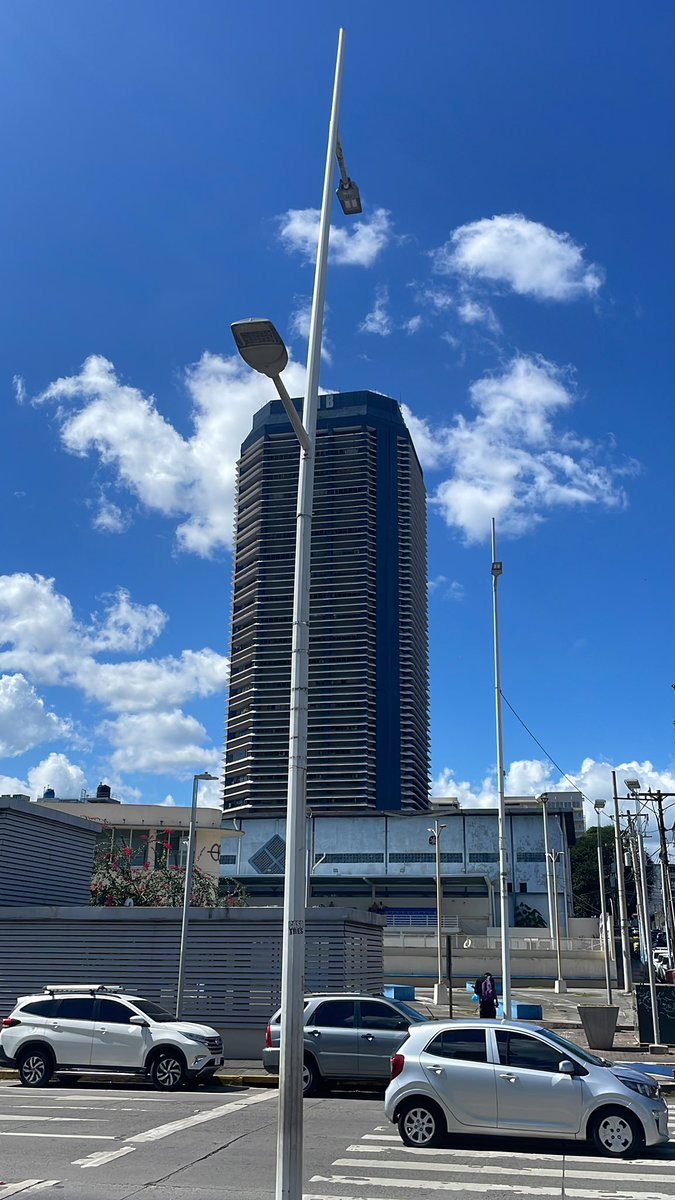 Ya ese edificio tienen que ponerlo más moderno y cuando uno entra allí huele a 🥚 de cucarachas 🪳