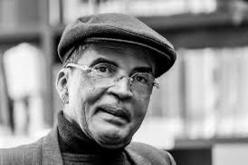 البارحة وصلتني رسالة صوتية من إبراهيم الكوني يشكرني فيها على الكتاب الذي صدر للتو، من دار جداول <a href="/jadawel1/">جداول للنشر والترجمة</a> ، بحواري معه.
إبراهيم الكوني ليس اسماً عابراً، هو من كبار مثقفي العالم، وفيلسوف، وصاحب مشروع أدبيّ روائيّ وفكريّ، ومؤلفاته تقترب من المائة كتاب.
ومع ذلك يشكرك بتواضع