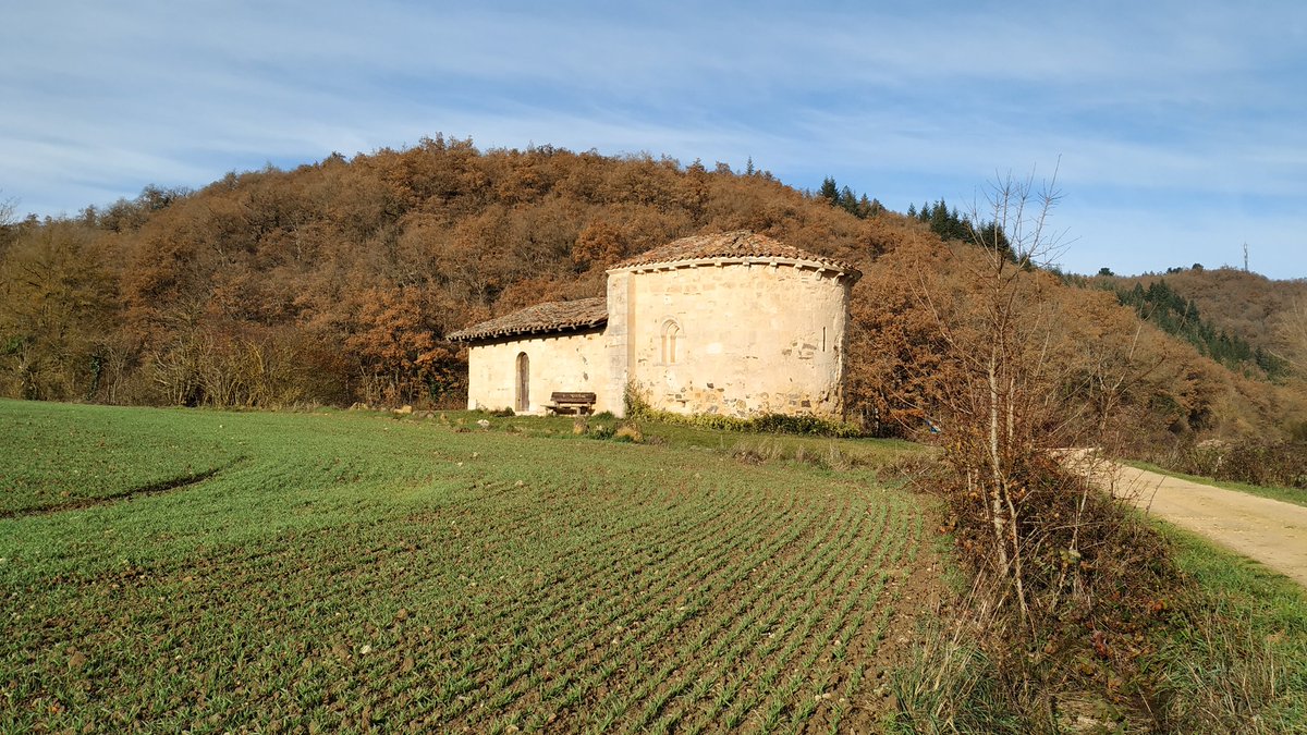 PatrimonioAlava's tweet photo. #Atauri. La ermita de la Soledad es #románica del siglo XIII conservando el ábside y 2 ventanales. Se restauró en 1982. #Álava
Foto: @natouring https://t.co/dXmqnUlvjg