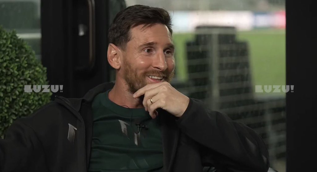 DataFutebol's tweet image. Lionel Messi: “Eu gosto de vinho, vinho com sprite pra bater rápido”