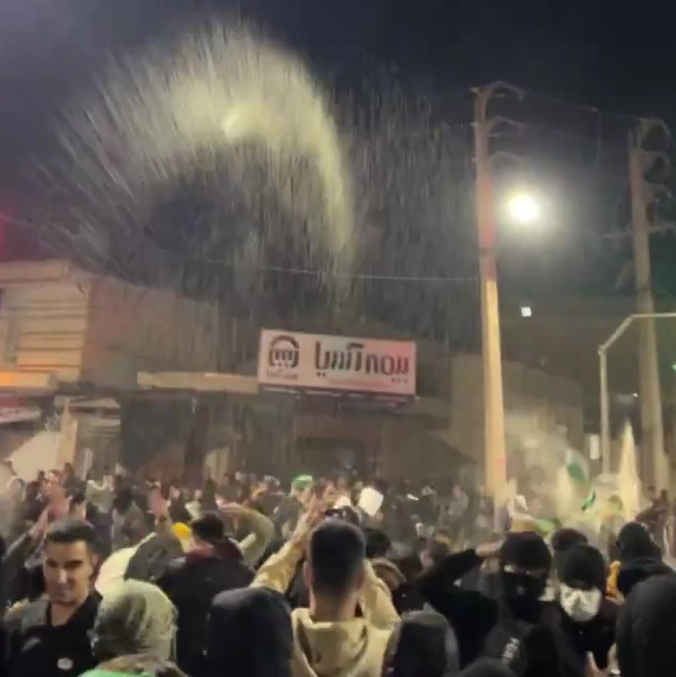 hoveida5548's tweet image. پاشیدن برنج به آسمون تو یک شهر کوچک، با این شرایط اقتصادی وحشتناک؟ تا ابد مترقی و فراتر از شعور من حداقل ...