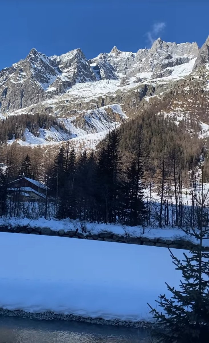Cristina6013's tweet photo. Un vero e proprio regno innevato: boschi di larici e abeti ricoperti di neve, cime che scintillano al sole e panorami mozzafiato che sembrano usciti da una fiaba.
La montagna vuota è un silenzio che insegna a guardare.
#ValFerret https://t.co/oe6qrjYAtb