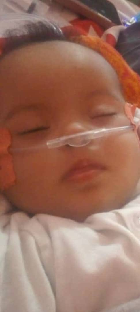 هذه الصغيرة من #موريتانيا تعاني من ثقب في القلب وأهلها عاجزون كليا عن علاجها..
تحتاج عملية خارج البلد لاستحالة إجرائها فيه
جزى الله خيرا من أعان على علاجها أو دعا لها بالشفاء..