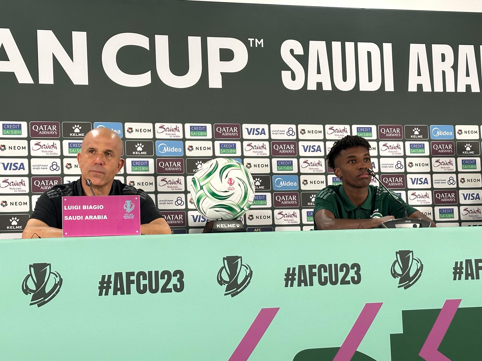 لويجي دي بياجو مدرب المنتخب السعودي في المؤتمر الصحافي: - المباراة الأولى في البطولة دائمًا تكون صعبة، وواجهنا بعض المشاكل لأن يوم أمس كان أول تدريب يجتمع فيه جميع اللاعبين معًا. - اللاعبون قدموا مباراة كبيرة واستحققنا الفوز، واستحوذنا على أكثر من 75٪ من مجريات اللقاء. #السعودية_قيرغيزستان 