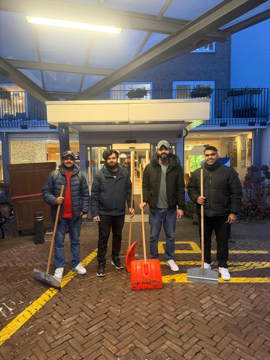 Moslimjongeren Den Haag tweet media