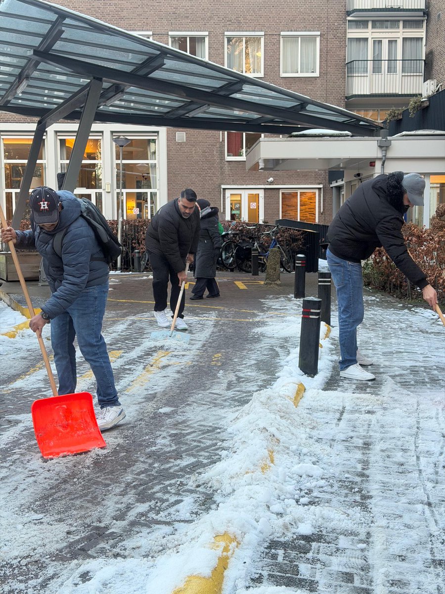Moslimjongeren Den Haag tweet media