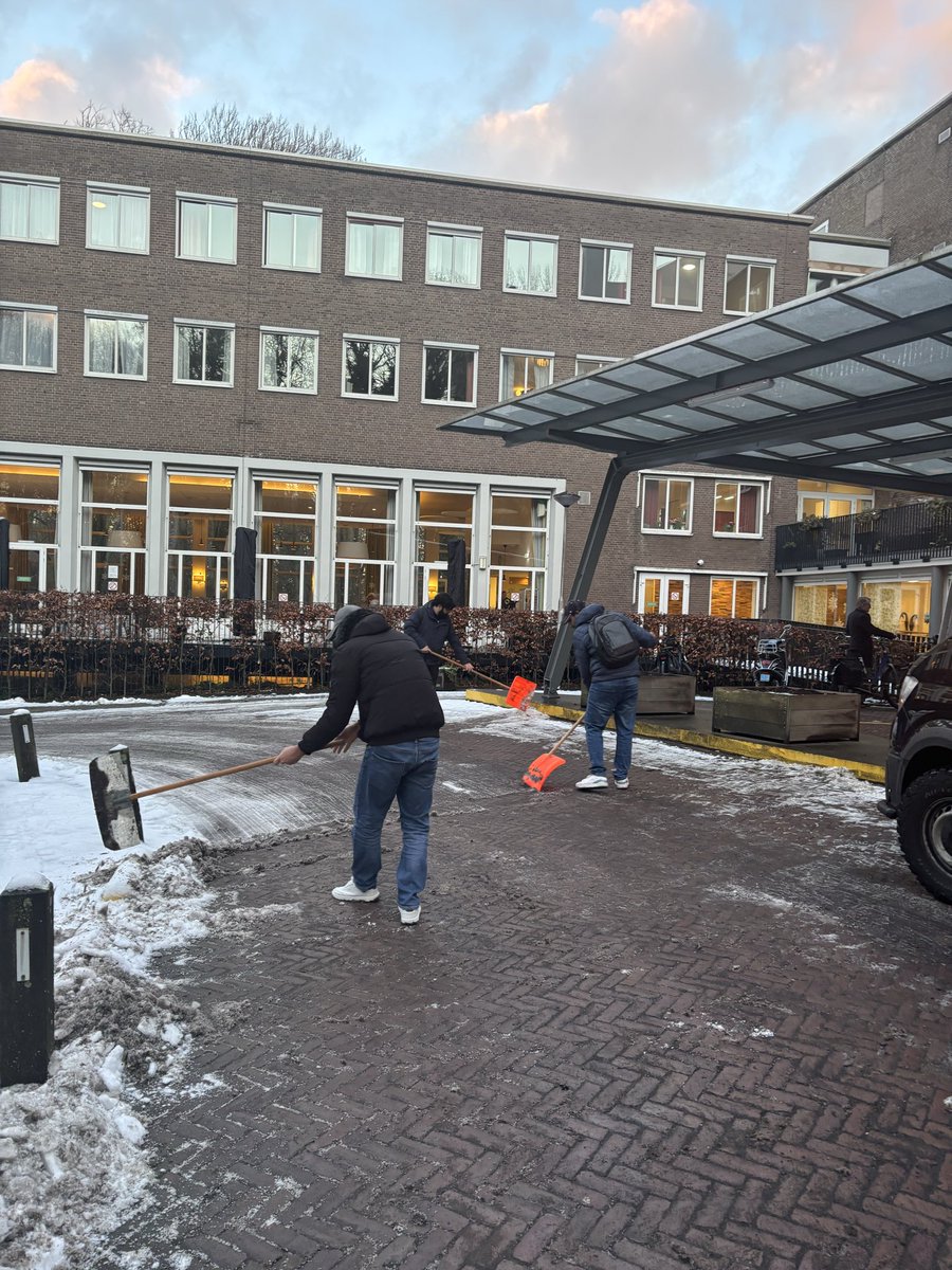 Moslimjongeren Den Haag tweet media