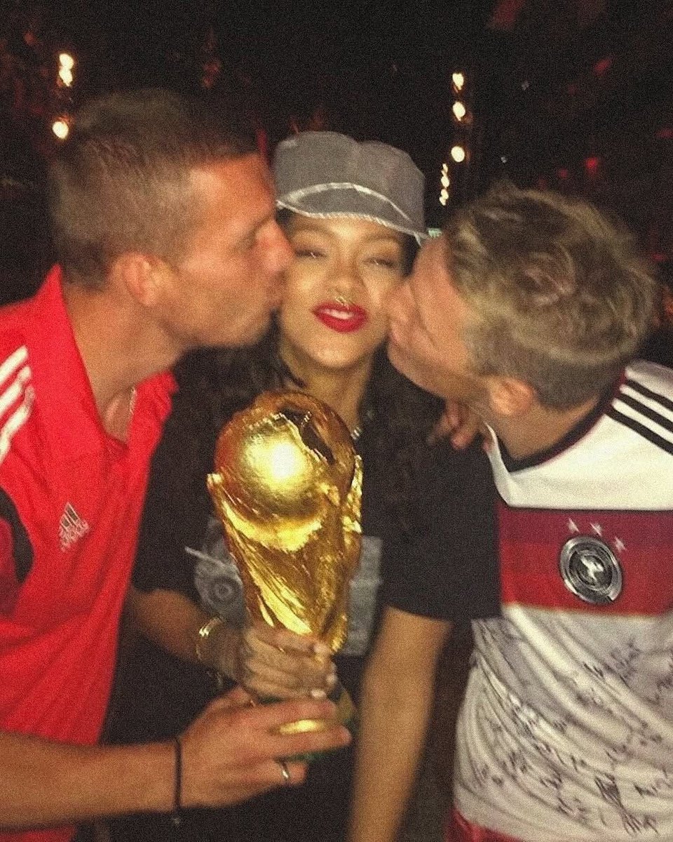 Fotos que no pensabas que existían:

Rihanna en medio de los festejos del Mundial de Alemania en 2014. La segunda foto entre Podolski y Schweinsteiger no tiene sentido.