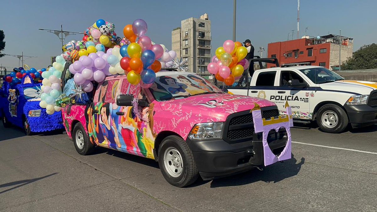 POSTACDMX's tweet photo. ✨Sonrisas que recorren la ciudad: #Policías de tránsito llevan alegría a la niñez capitalina🧑🧒🧒
Con un despliegue solidario en las 16 alcaldías, la Subsecretaría de Control de Tránsito celebró a niñas y niños con #juguetes, #roscas y chocolate caliente 👑👑👑
📷: @ramonramirezpe
