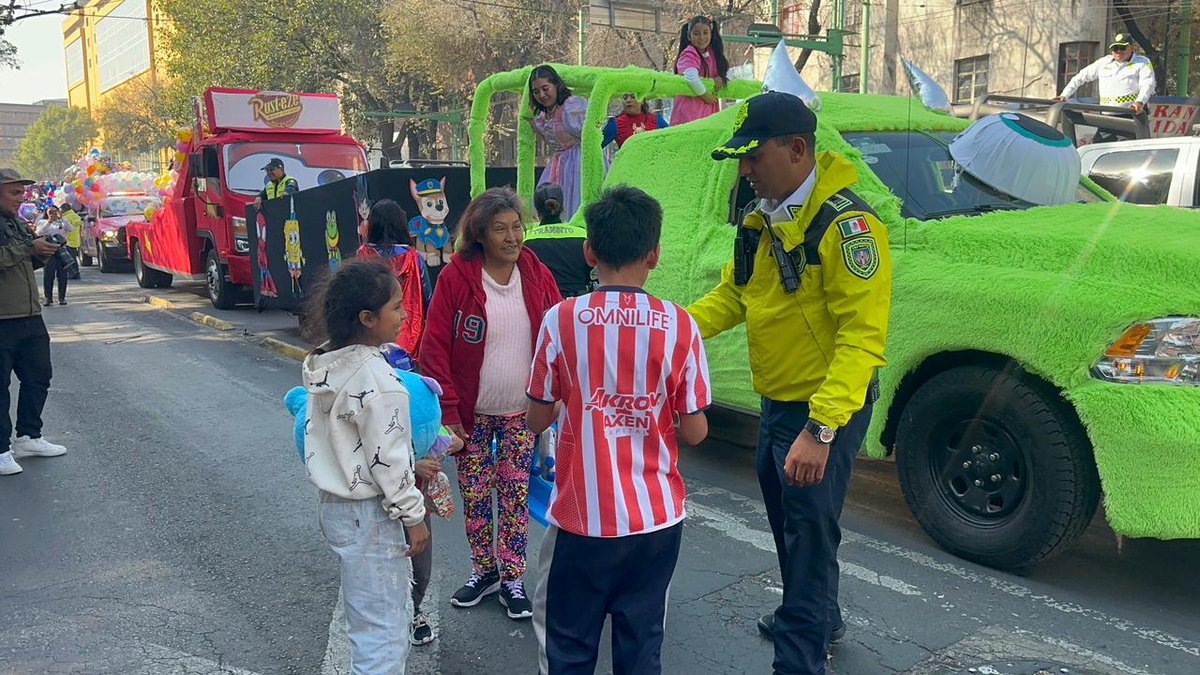 POSTACDMX's tweet photo. ✨Sonrisas que recorren la ciudad: #Policías de tránsito llevan alegría a la niñez capitalina🧑🧒🧒
Con un despliegue solidario en las 16 alcaldías, la Subsecretaría de Control de Tránsito celebró a niñas y niños con #juguetes, #roscas y chocolate caliente 👑👑👑
📷: @ramonramirezpe