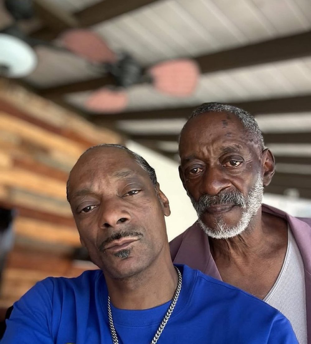 Motion_Boy_'s tweet image. “Smokers are liable to d!e young” 
But look at snoop dogg and his dad😂