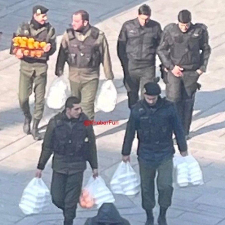 مردم ایران اون غذایی که شما به خاطرش خون میریزید رو لگد میکنن، هرچند که خیلیاشون پول خریدنشو ندارن. 
#اين_آخرين_نبرده_پهلوى_برميگرده 
#جاویدشاه