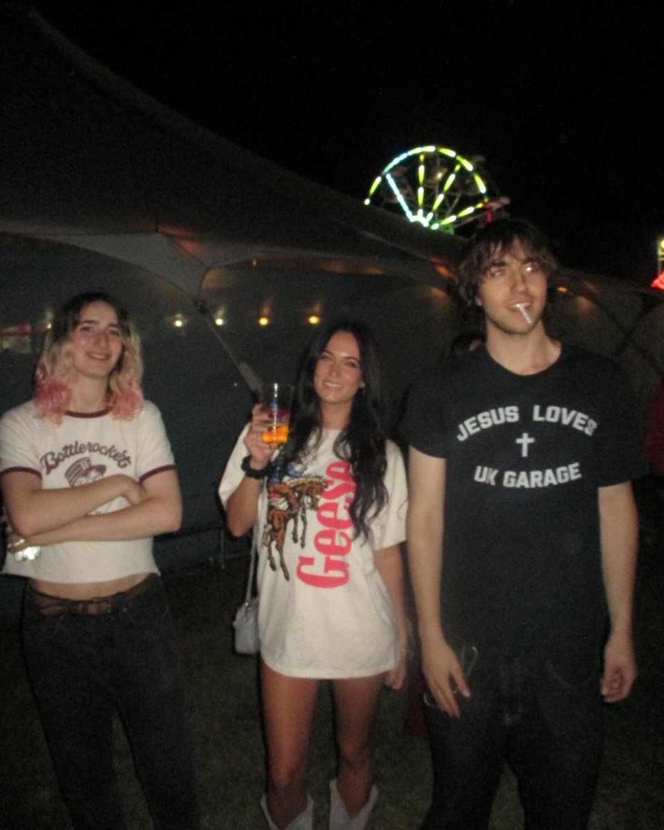 spinelessways's tweet image. what he looking at bruh😭😭