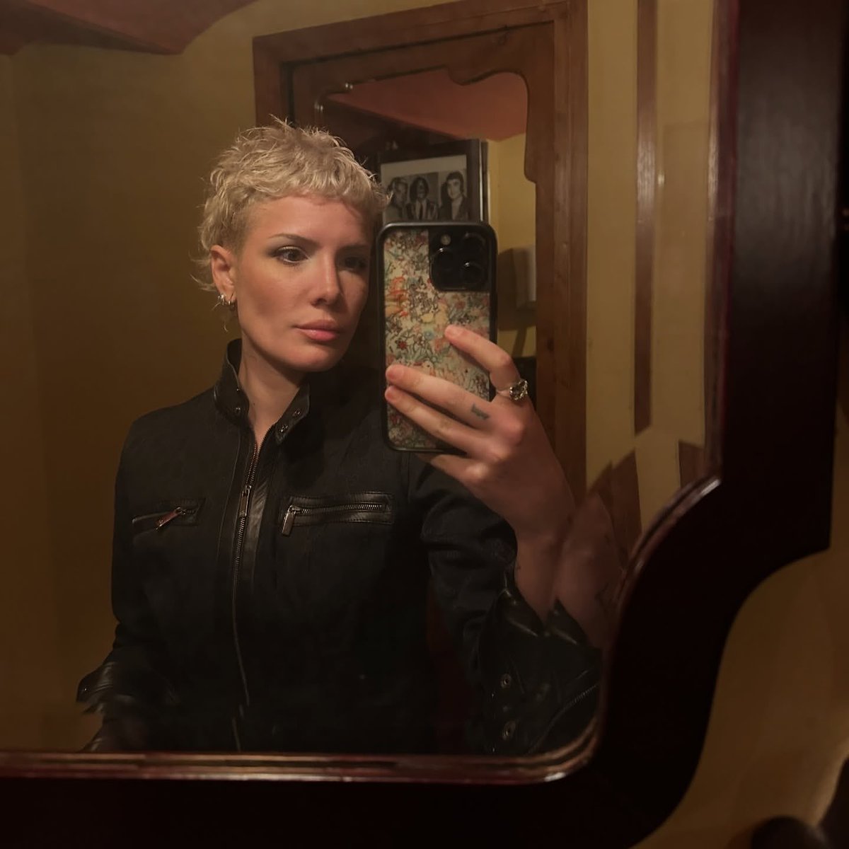 haIseylq's tweet image. Halsey via Instagram: 

“a human moment and then it begins”