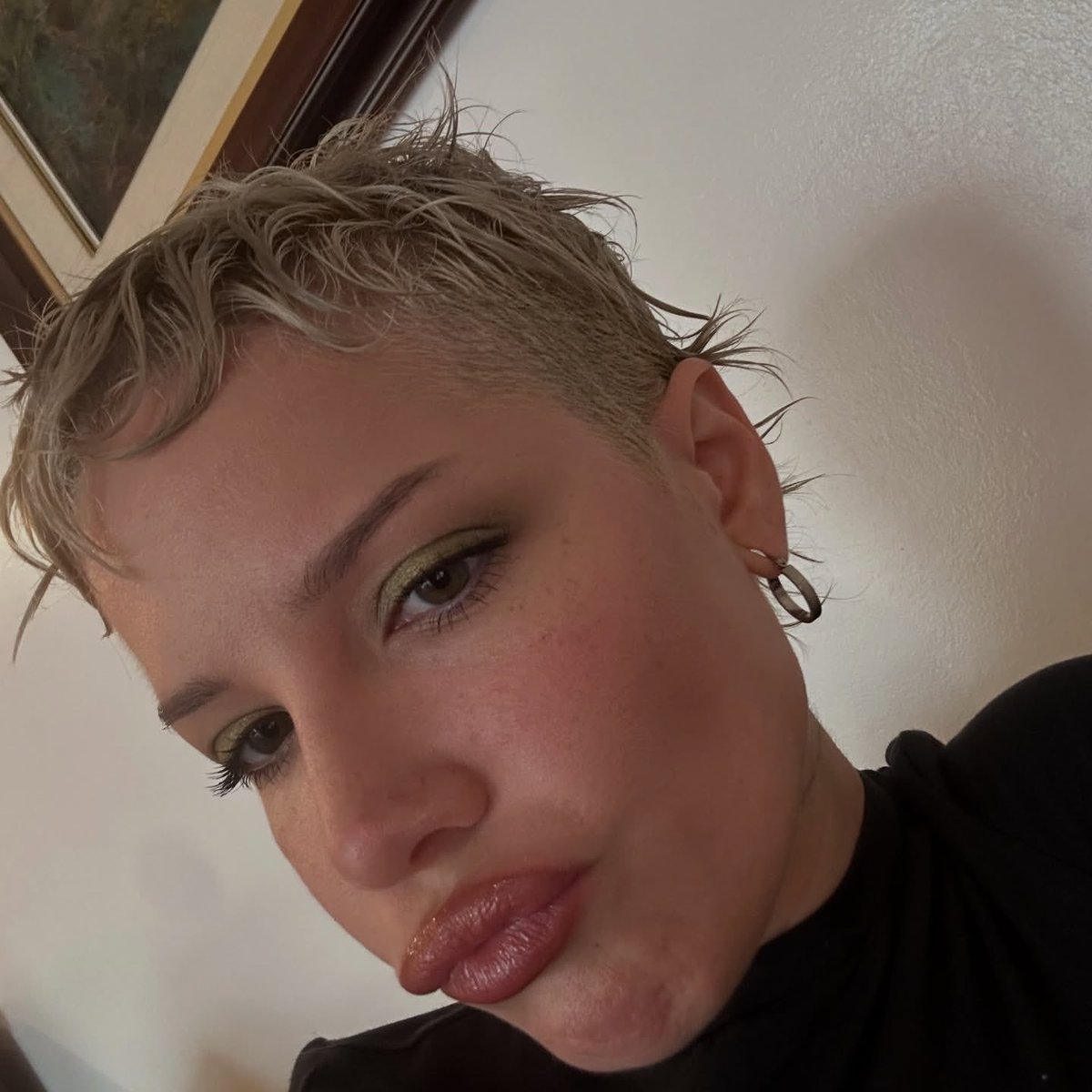 haIseylq's tweet image. Halsey via Instagram: 

“a human moment and then it begins”