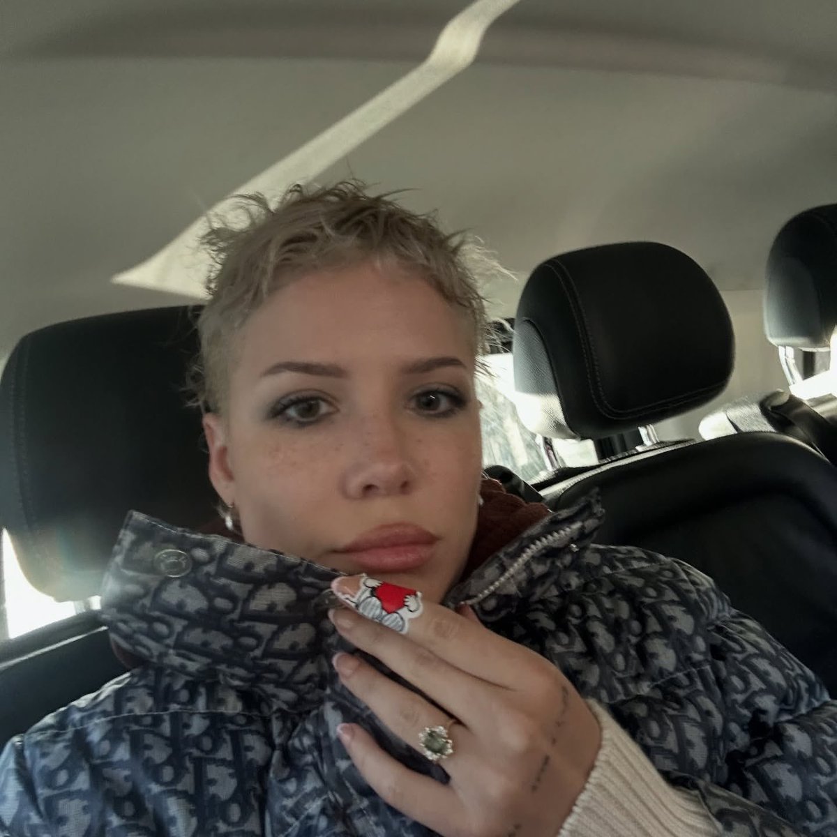 haIseylq's tweet image. Halsey via Instagram: 

“a human moment and then it begins”