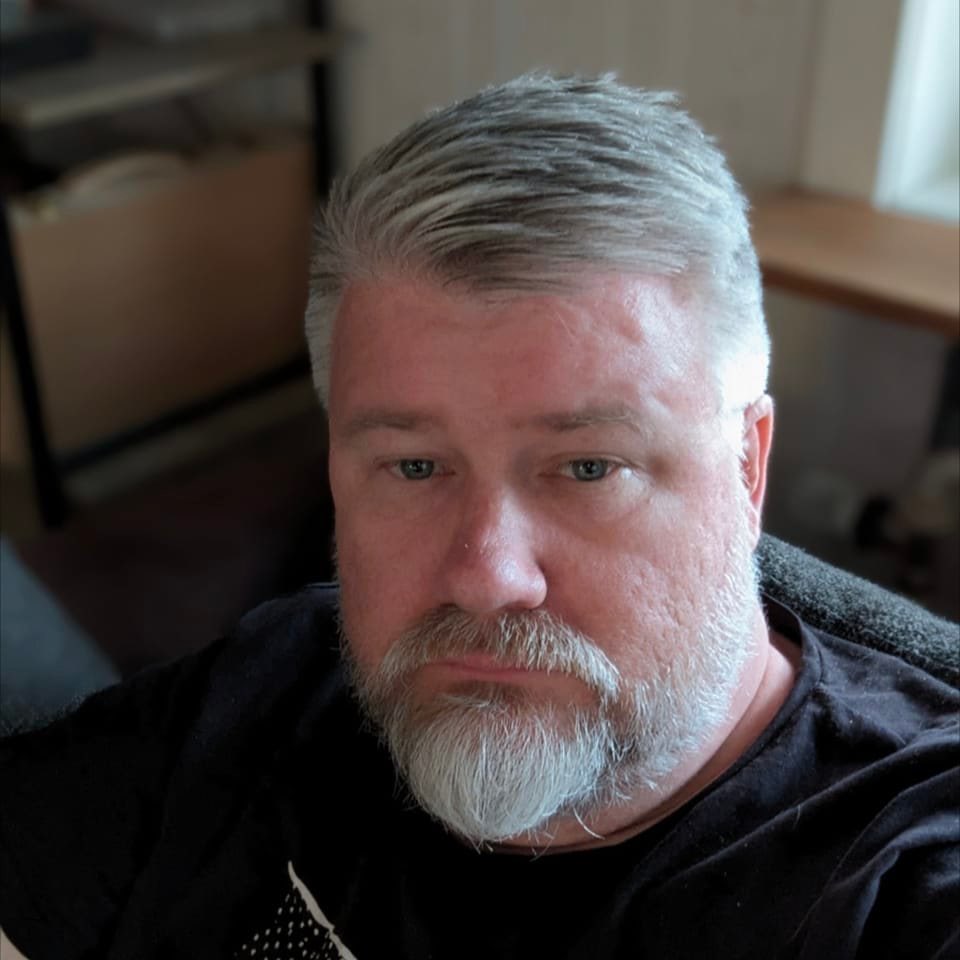 NickAlinia's tweet image. Ulf Danielsson från Öjebyn kallar det för karma när hans meningsmotståndare får sina bostadshus vandaliserade.