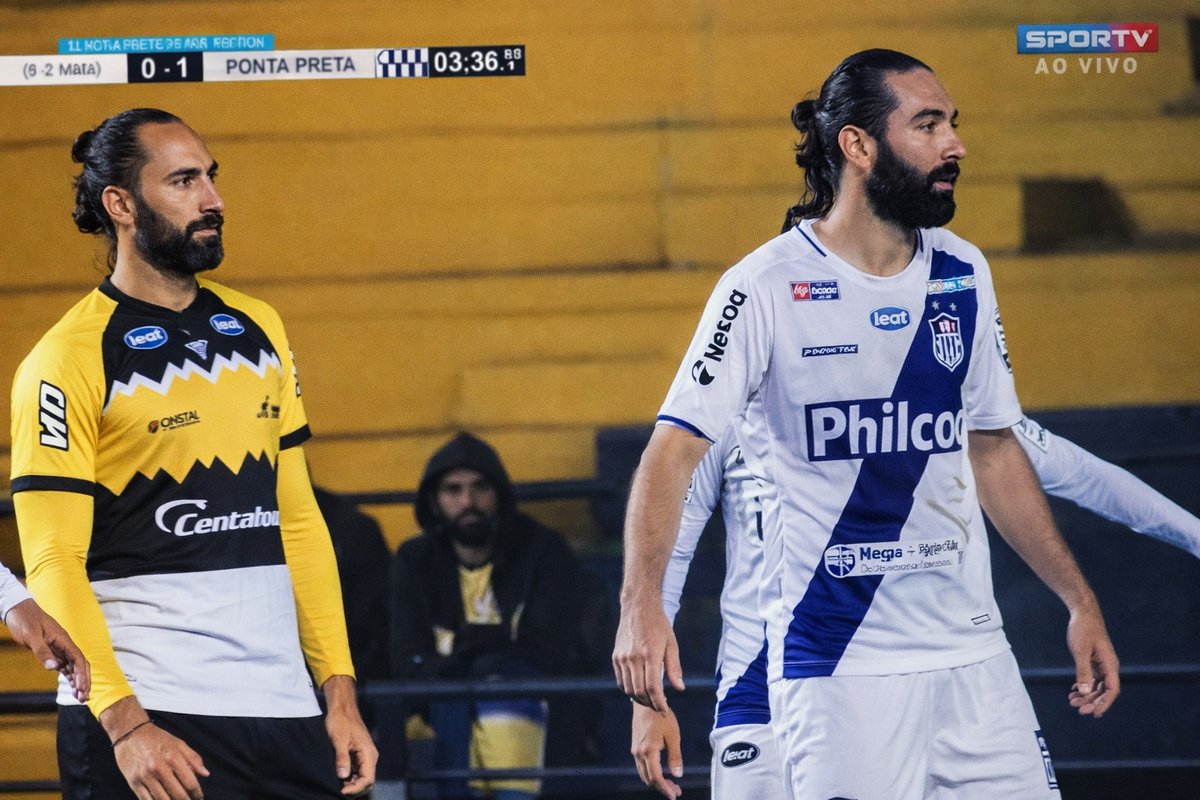 barrabrava_net's tweet image. Este tipo está jugando para los dos equipos y, encima, se está mirando a sí mismo desde la tribuna.