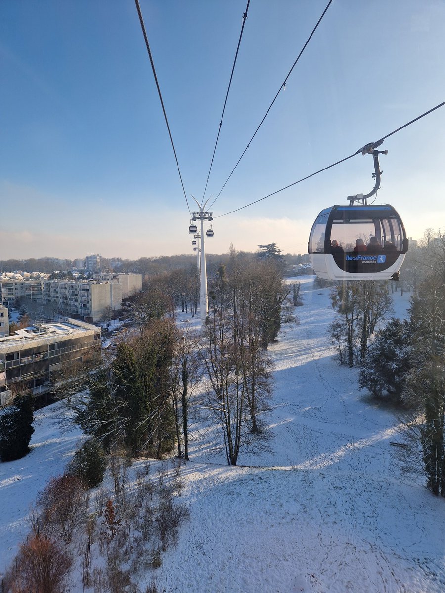 Le #CableC1 dans son élément avec les chutes de #neige d'hier ❄️ 
Seul transport de surface résistant au froid🥶💪 
Mais saura t-il faire face au vent ? 🌬
La réponse dans les prochains jours ! 
<a href="/MarneSeine_IDFM/">Bus Marne et Seine et Câble C1</a>
