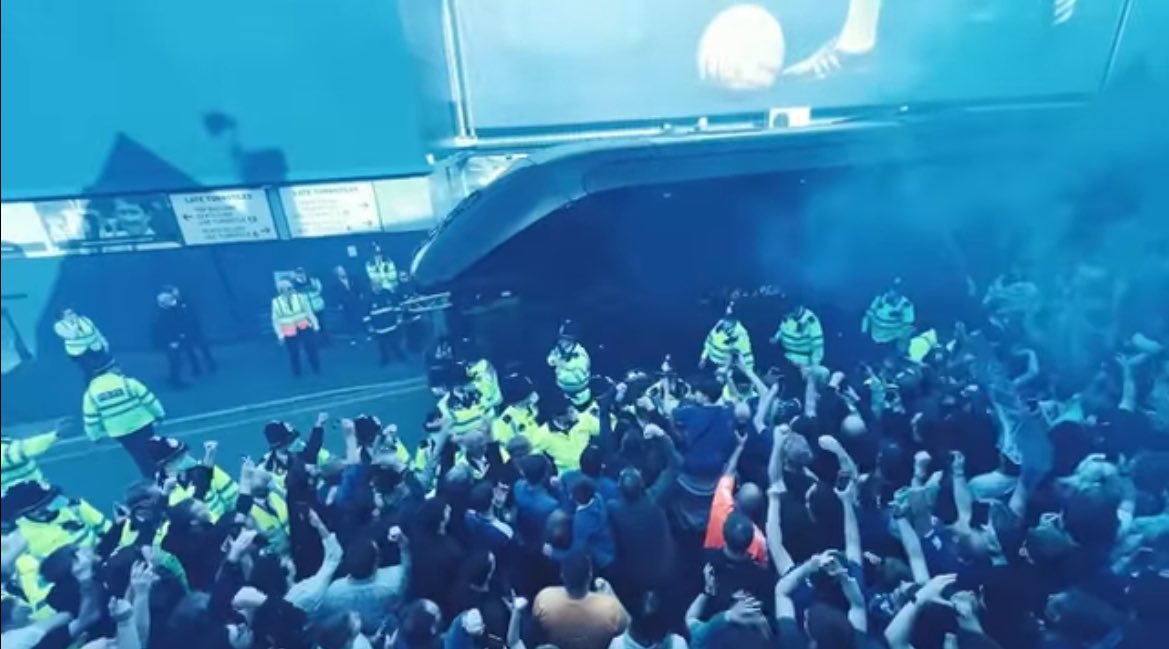 TFinnAgain's tweet photo. When I see other clubs struggling near the bottom and their fans just give up and stop turning up to the games, it’s just a reminder.. 

Evertonians are a different breed. https://t.co/98YaDvaCpt