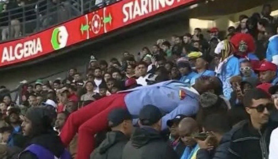 🇨🇩 INSOLITE !

Le supporter congolais, FIGÉ pendant 90 minutes et plus durant tous les matchs du Congo, s’est ÉCROULÉ après le but de l’Algérie ! 🇩🇿⚽️
