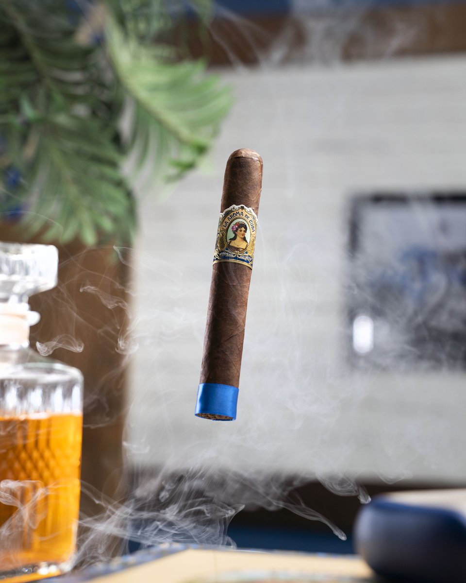 HoltsCigar's tweet image. Every leaf of tobacco is triple fermented for optimal flavor and aroma.

Luxurious notes of coffee bean, molasses, cream, cedar, and spice resonate throughout a medium to full-bodied profile. Have you tried the Habano Reserve blend from La Aroma de Cuba? 🔥