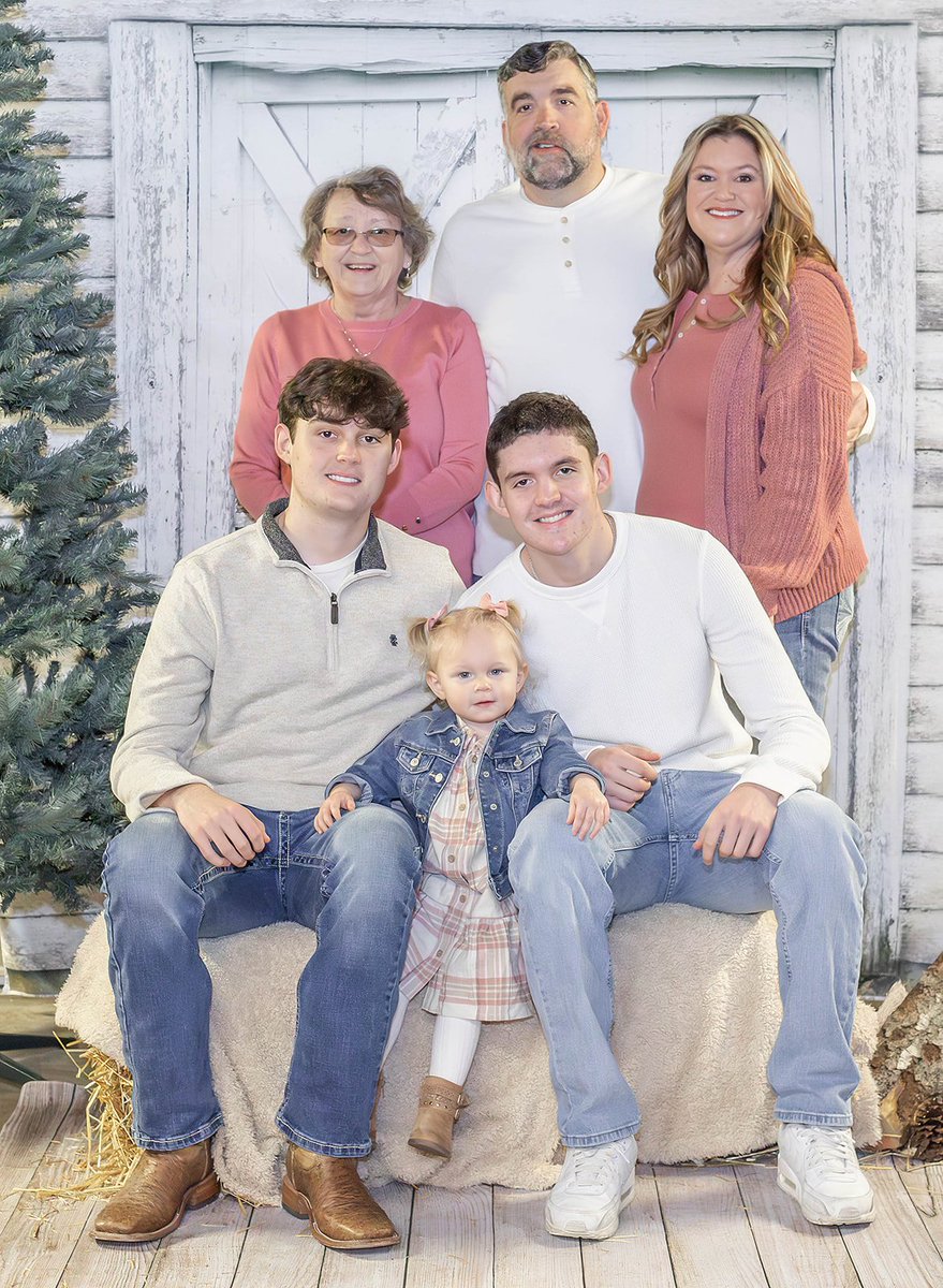 07NurseJenn's tweet photo. Holiday Mini Session with this sweet family!📸🎄#Jenniferlindnerphotography https://t.co/6krF0IKXJR