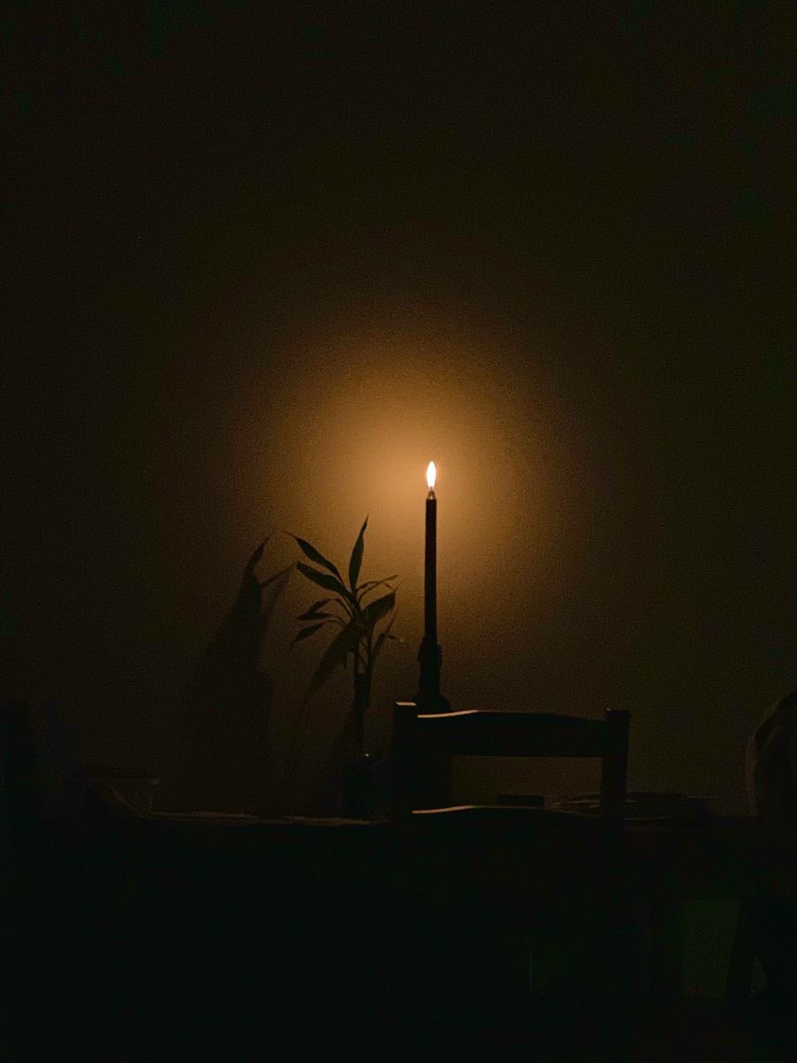 للأيَّام مَعك عُذوبةٌ وخِفَّة، وللحديث مَعك معنًى جمِيل، ولأكواب القهوة مَعك لذَّةٌ خاصَّة؛ يا من بمعيَّتِه الهَمُّ يُنسى، والحُزن يسلَى، والعيش صافٍ رَغيد، والحياة سماءٌ رَحبة، والروح طليقةٌ حُرَّة؛ يا عَذب الصِّفاتِ كُلِّها."